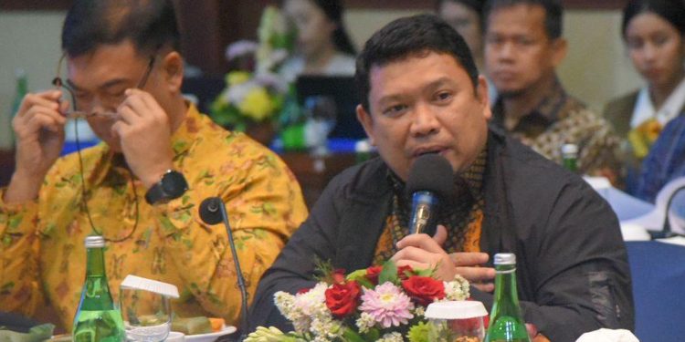 Ilham Permana Anggota DPR RI dari Fraksi Partai Golkar angkat bicara soal situs Gunung Padang, Cianjur, Jawa Barat yang terancam dari kerusakan lingkungan dan aktivitas wisatawan ia meminta Kementerian Pariwisata segera mengambil langkah cepat.