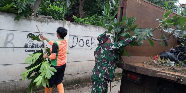 Koramil Kramatjati Laksanakan Karya Bhakti untuk Cegah Pohon Tumbang di Kelurahan Dukuh