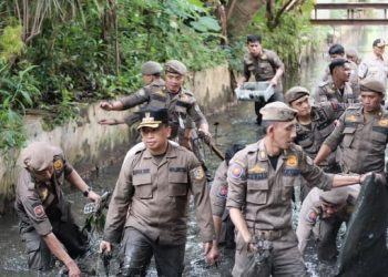 Wali Kota Depok Pimpin Aksi Bersih-Bersih Kali Cabang Timur, Respons Cepat atas Kunjungan Gubernur Jabar