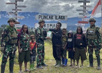 Dukung Program Ketahanan Pangan, Danpos Eromaga Satgas 700 Bagikan Bibit Jagung