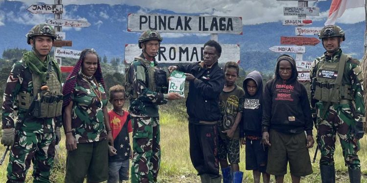 Dukung Program Ketahanan Pangan, Danpos Eromaga Satgas 700 Bagikan Bibit Jagung