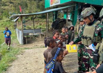 Gratis, Danpos Mayuberi Satgas 700 Bagikan Buku dan Alat Tulis