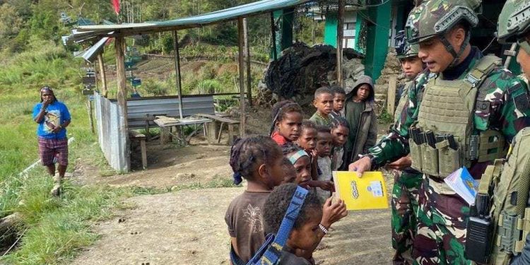 Gratis, Danpos Mayuberi Satgas 700 Bagikan Buku dan Alat Tulis