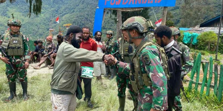 Dukung Swasembada Pangan, Pos Dambed Satgas 700 Bagikan Bibit Jagung