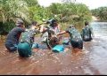 Perahu Rakit Satgas Yonzipur 5/ABW Evakuasi Warga Terdampak Banjir