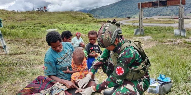 Pelayanan Kesehatan Bergerak, Cara Satgas TNI Membantu Warga Masyarakat