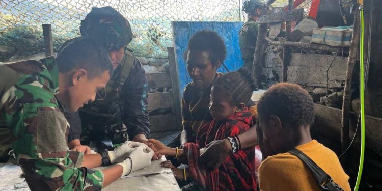 Tenaga Kesehatan TNI Tangani Pasien Malaria di Distrik Ilaga