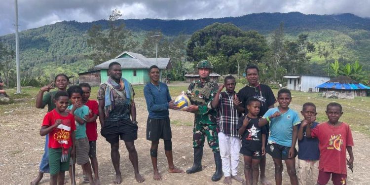 TNI Berbagi Semangat Olahraga di Kampung Gigobak, Satgas TNI Donasikan Sarana Olahraga