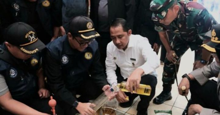 Pemkot Depok Sidak MinyaKita di Pasar Sukatani, Temukan Takaran Kurang dan Harga Melejit