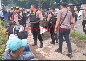 Mencekam! Bentrok Dua Kelompok Lumpuhkan Jalan Raya Bogor di Depok