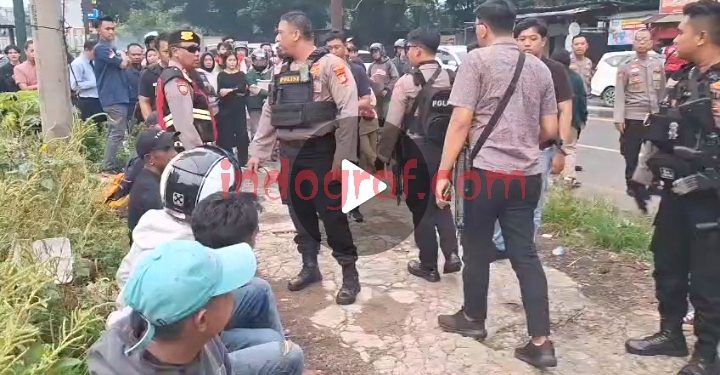 Mencekam! Bentrok Dua Kelompok Lumpuhkan Jalan Raya Bogor di Depok
