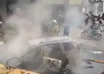 Mobil Polisi Dibakar Massa Saat Penangkapan Ketua Ormas di Depok