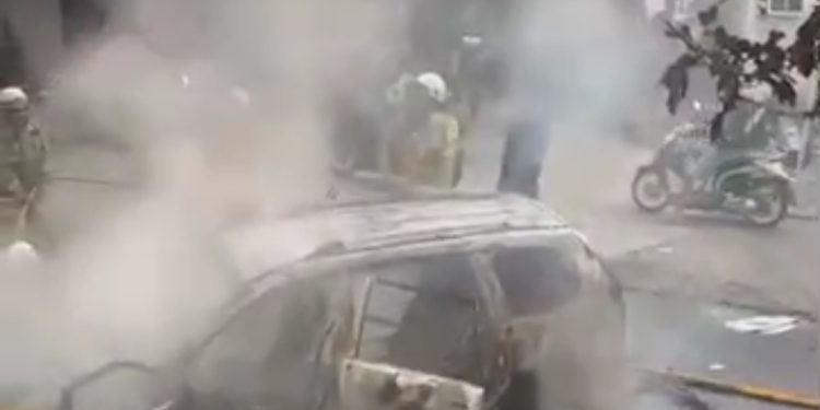 Mobil Polisi Dibakar Massa Saat Penangkapan Ketua Ormas di Depok