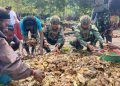 Kasih Terbakar di Tanah Tinggi: Satgas TNI dan Warga Ilaga Rayakan Paskah dengan Bakar Batu