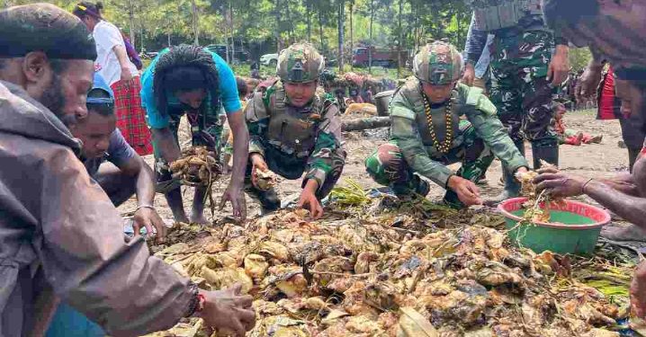 Kasih Terbakar di Tanah Tinggi: Satgas TNI dan Warga Ilaga Rayakan Paskah dengan Bakar Batu