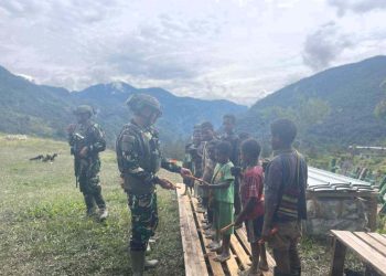 Bersama Rakyat, Prajurit TNI Warnai Hari Anak-anak Kampung Dambet