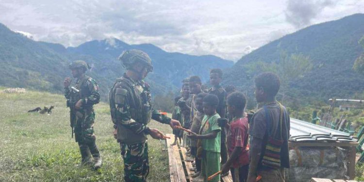 Bersama Rakyat, Prajurit TNI Warnai Hari Anak-anak Kampung Dambet