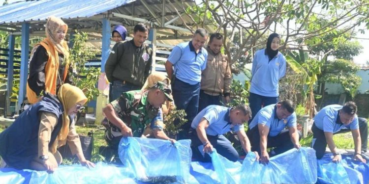 Dukung Ketahanan Pangan, Lanud Husein Sastranegara Tebar Ribuan Benih Ikan Nila