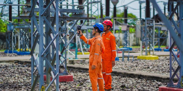 Begini Kisah Personel Siaga PLN, Menjaga Sistem Transmisi Tetap Aman pada Lebaran 2025