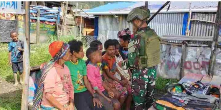 Satgas TNI Tak Hanya Jaga Keamanan, TNI Pelipur Lara Bagi Mama-Mama Papua