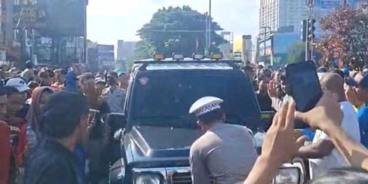 Ricuh di CFD Depok! Mobil Jip Nekat Terobos Jalur Car Free Day, Warga Geram