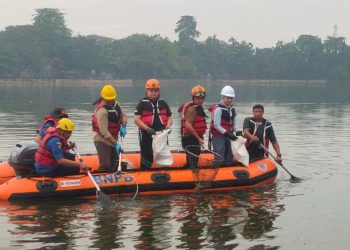 Tetap Kompak Jaga Lingkungan, Duet Wakil Bersihkan Sampah Situ Pedongkelan