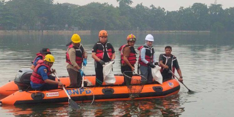 Tetap Kompak Jaga Lingkungan, Duet Wakil Bersihkan Sampah Situ Pedongkelan