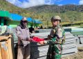 Merah Putih di Ujung Negeri: Satgas TNI dan Warga Amungi Satukan Hati di Balai Desa