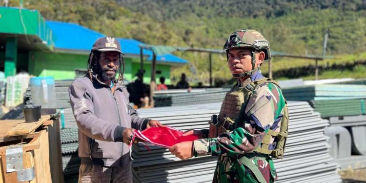 Merah Putih di Ujung Negeri: Satgas TNI dan Warga Amungi Satukan Hati di Balai Desa