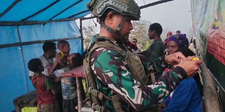 “Di Tengah Sunyi Pegunungan, Satgas TNI Jadi Pelita Harapan Bagi Warga Sakit”