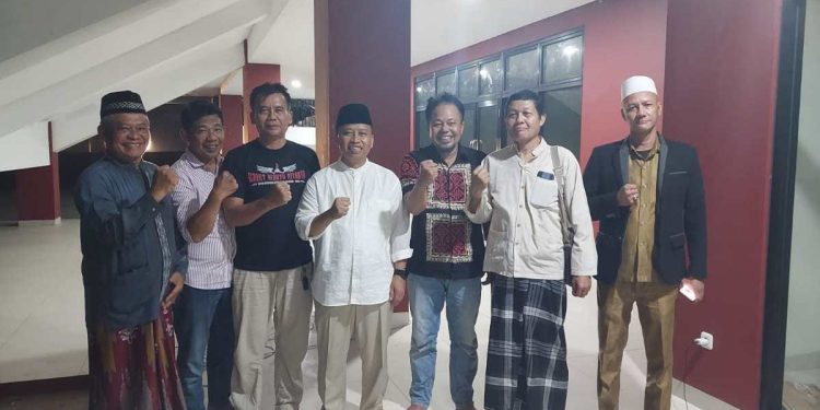 Senja Penuh Keakraban: Wali Kota Depok Salat Magrib Berjamaah di Masjid Jami Asy Syahid