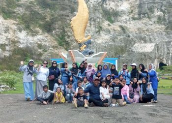 Penuh Tawa dan Kehangatan, Warga RT 03/022  Team 7 Rayakan Halal Bihalal di Gua Lalay Bogor