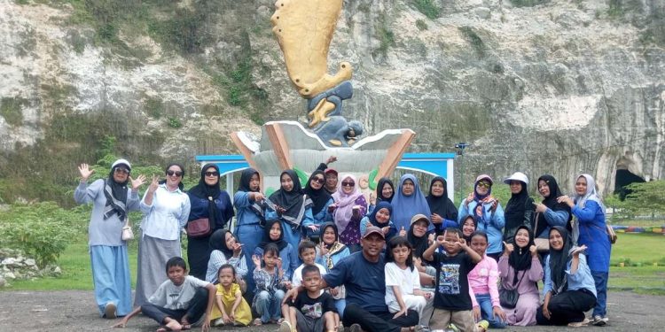 Penuh Tawa dan Kehangatan, Warga RT 03/022  Team 7 Rayakan Halal Bihalal di Gua Lalay Bogor