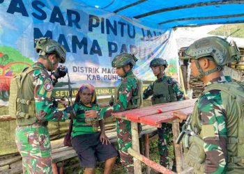 Datang dengan Sayur Mayur dan Luka, Satgas TNI Hadiahkan dengan Senyum dan Harapan
