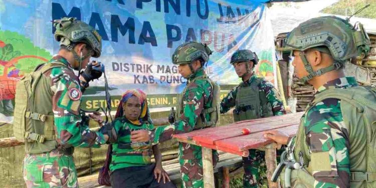 Datang dengan Sayur Mayur dan Luka, Satgas TNI Hadiahkan dengan Senyum dan Harapan