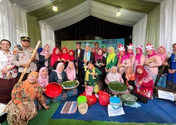Wakil Wali Kota Depok, Chandra Rahmansyah (tengah, peci biru) dan Ketua KOOD Berbudaya Ahmad Dahlan bersama peserta Numbuk Uli di Rumah Budaya Rawa Denok, Kecamatan Pancoran Mas, Senin (12/05/25).