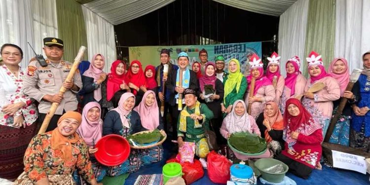 Lebaran Depok 2025 Semakin Semarak: Warga Hidupkan Tradisi Nyuci Perabotan, Numbuk Uli, dan Nganyam Ketupat