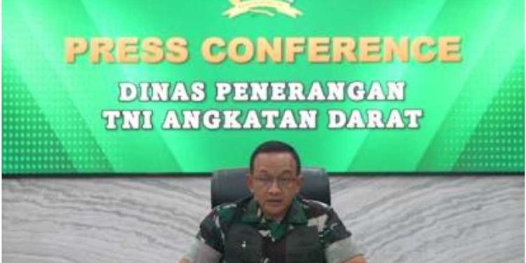 TNI AD Bantu Proses Pemakaman Korban Ledakan Amunisi di Garut
