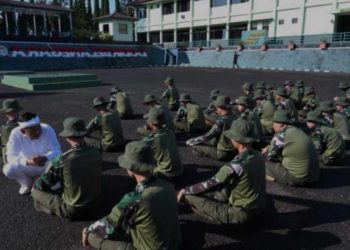 Sejumlah anak-anak bermasalah sedang mengikuti pendidikan karakter di Resimen Artileri Medan 1 Sthira Yudha, Jawa Barat.(Foto tangkapan layar Snack Video KDM)