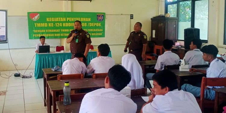 Cegah Radikalisme Sejak Dini, Satgas TMMD 124 Hadir di Tengah Pelajar SMAN 7 Depok