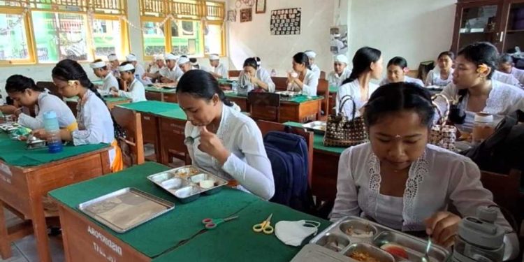 Mayoritas Warga Puas Program Makan Bergizi Gratis, Dukungan untuk Prabowo Terus Menguat