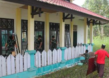 Prajurit Satgas Yonkav 3/AC Karya Bakti Perbaikan Mushola At-Taqwa Badau