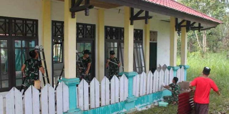 Prajurit Satgas Yonkav 3/AC Karya Bakti Perbaikan Mushola At-Taqwa Badau