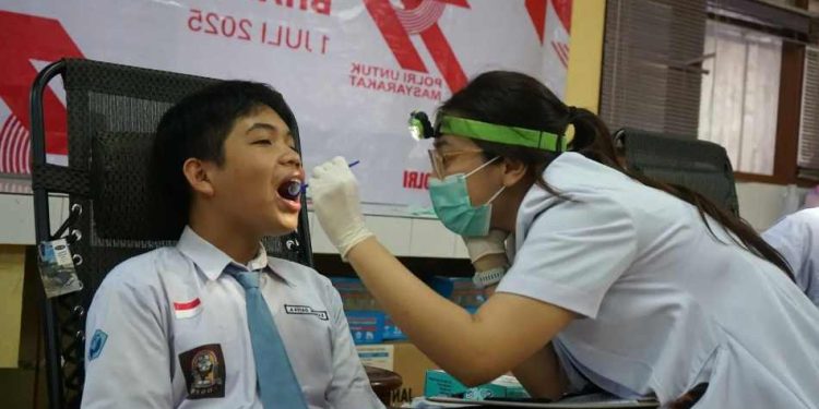 Peringati Hari Bhayangkara ke-79, RS Bhayangkara Brimob Gelar Layanan Kesehatan Terpadu di SMAN 2 Depok