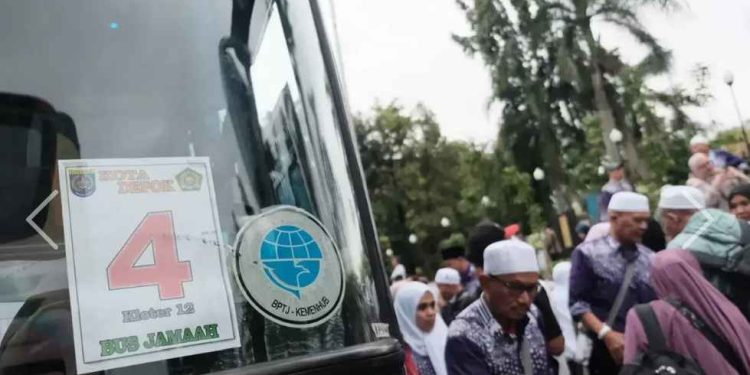 Tangis Haru Sambut Kepulangan 442 Jamaah Haji Depok, Usai Diterpa Ancaman Bom dan Mendarat Darurat di Medan
