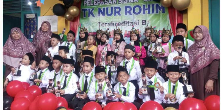 TK Nur Rohim Lepas 20 Siswa Angkatan ke-27, Kepala Sekolah Sampaikan Pesan Penuh Cinta