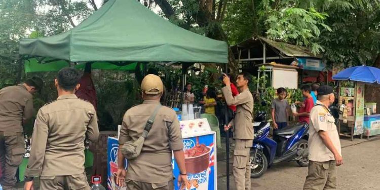 Satpol PP Depok Tertibkan Belasan PKL di Sejumlah Titik, Aksi Berlangsung Kondusif