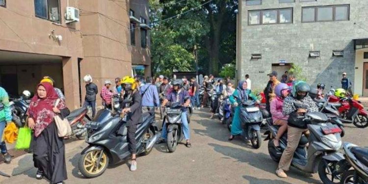 Menjelang Berakhirnya Program Pemutihan, Antrean Panjang Warnai Samsat Depok