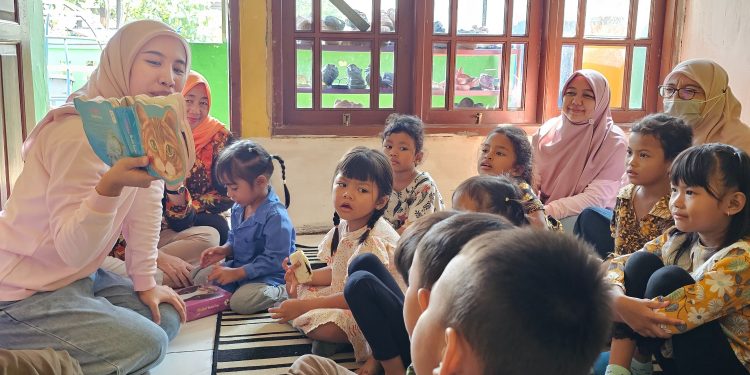 Literasi Sejak Dini: Srikandi PLN Berikan Harapan Melalui Dongeng