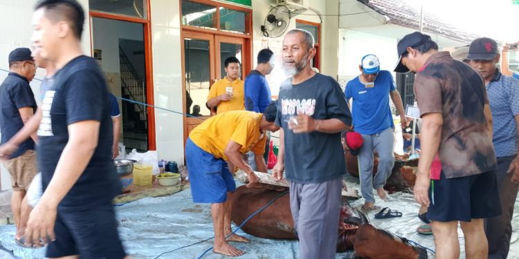 Tingkatkan Semangat Berbagi, Musholla Nurul Iman Sembelih 3 Sapi dan 5 Kambing